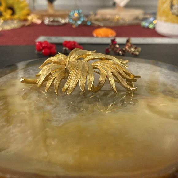 Vintage Lisner golden brooch Guc 2" x 2.25" - Picture 5 of 10